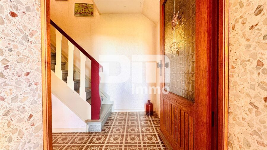 Ein-bis Zweifamilienhaus mit Anbauten auf 1.250 m² Traumgrundstück mit Panoramablick - Bestand EG Flur / Diele Windfang / Haupteingang